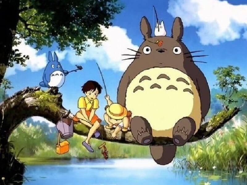 Tonari no Totoro – Hàng Xóm Của Tôi Là Totoro (1988) Năm phát hành: 1988 Đạo diễn: Hayao Miyazaki Biên kịch: Hayao Miyazaki Thời lượng: 86 phút Thể loại: Phiêu Lưu, Kỳ Ảo IMDb: 8.2/10 Hàng Xóm Của Tôi Là Totoro là bộ phim hoạt hình Nhật Bản được sản xuất vào năm 1988. Dù đã trả qua hơn 2 thập kỷ, Năm 2010 bộ phim được tạp chí điện ảnh Empire xếp vị trí thứ 41 trong top “100 phim quốc tế hay nhất”. Tonari no Totoro vẫn liên tục dẫn đầu ở các danh sách phim hoạt hình hay nhất. Hàng Xóm Của Tôi Là Totoro theo chân 2 chị em nhà Kusakabe: Satsuki (11 tuổi) và Mei (4 tuổi). Vì một lý do nào đó, gia đình Kusakabe phải chuyển đến một ngôi nhà ở vùng ngoại ô hẻo lánh và bị đồn là có ma ám. Thay vì sợ hãi, 2 chị em lại hết sức vui sướng và nhanh chóng tìm kiếm những điều thú vị ở vùng đất này. Ở đây, hai đứa trẻ đã gặp Totoro – một linh vật to lớn đã viết nên tuổi thơ bình yên và ngập tràn tiếng cười của họ. Bên cạnh đó, Hàng Xóm Của Tôi Là Totoro cũng đã tái hiện một bức tranh chân thực về Nhật Bản những 1958 khi đất nước còn nghèo nàn. Từ đó, tình yêu thương gia đình, những nét văn hóa truyền thống của Nhật được khắc họa nổi bật hơn bao giờ hết.
